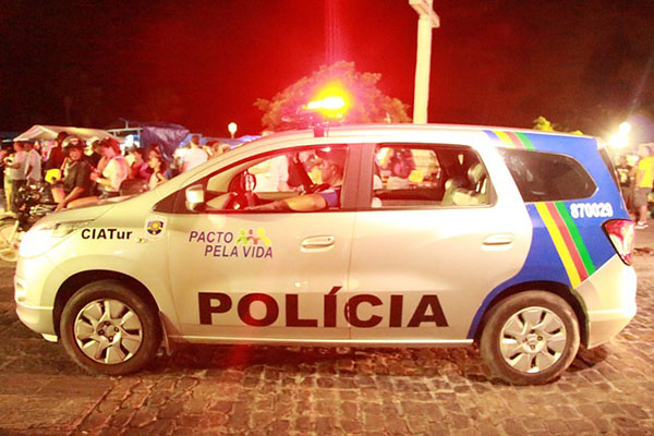 Grupo armado asalta banco, toma rehenes y lanza dinero durante fuga en Brasil