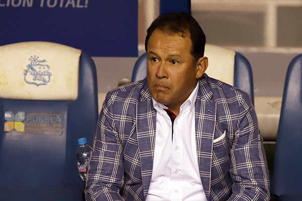Mantener a Reynoso o contratar nuevo técnico, la duda del Puebla