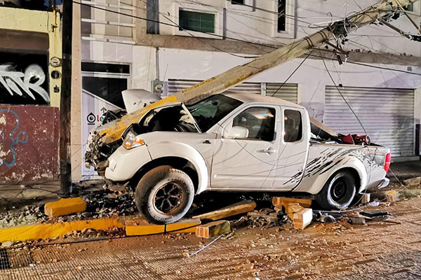 Sujeto choca, destruye poste y huye despavorido