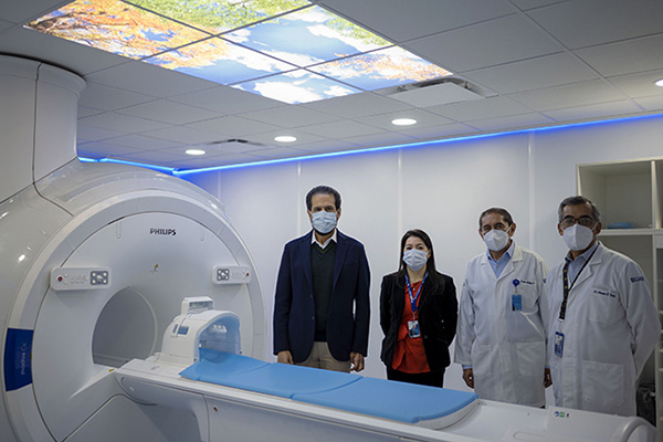 Alfonso Esparza inaugura en el HUP Área de Resonancia Magnética y Sala de Hemodiálisis