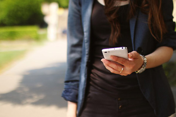 ¿Es verdad que estar pegado al teléfono es malo para tu salud mental?