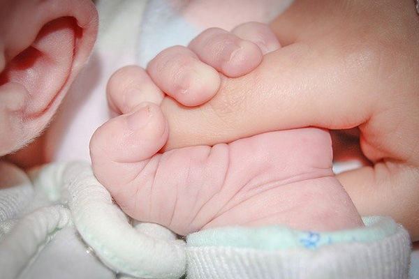 Nace bebé de un embrión congelado desde 1992