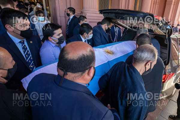 Médico de Maradona niega haberlo abandonado