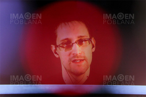 Snowden pide a Trump un acto de clemencia para Assange