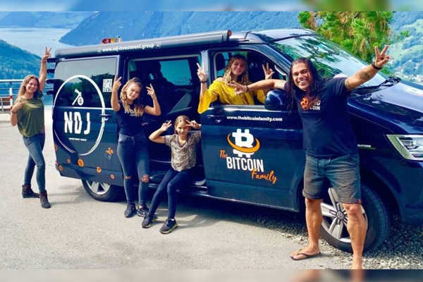 Esta familia invirtió todo lo que tenía en bitcoins y ahora viaja alrededor del mundo