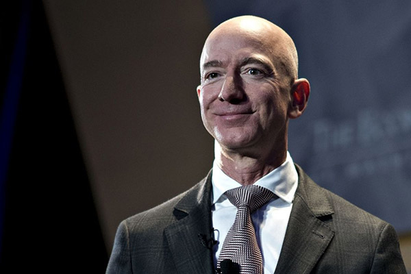 Jeff Bezos promete que la primera mujer llegará a la Luna en el cohete Blue Origin