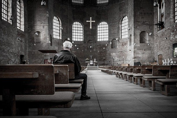 Pastor pide a feligreses toser entre sí para contagiarse de COVID-19