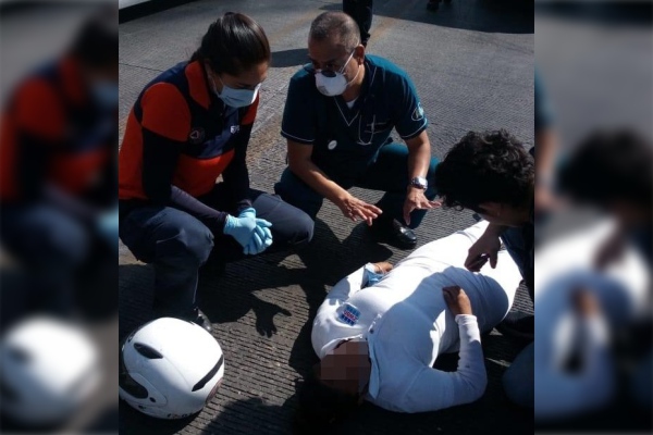 Mujer cruzó la calle y fue atropellada; el conductor no se dio a la fuga
