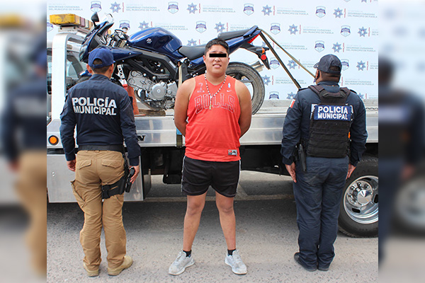Exconvicto atrapado conduciendo una motocicleta robada