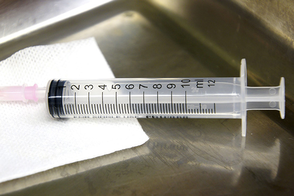 Una británica de 90 años recibe la vacuna Pfizer contra coronavirus