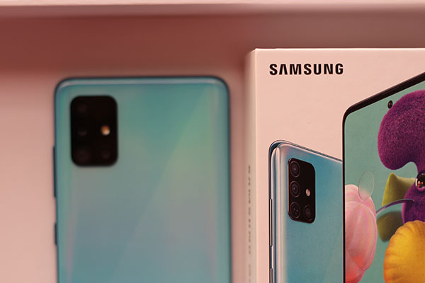 ¿Planea Samsung decirles adiós a los cargadores tras burlarse de Apple por hacerlo?