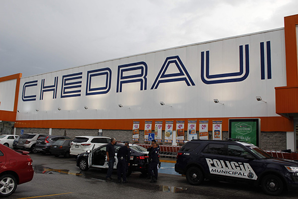 Delincuentes dan cristalazo y atracan un Chedraui