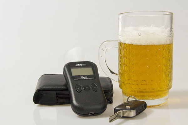 Ebrio hombre "descompone" el alcoholímetro con su aliento