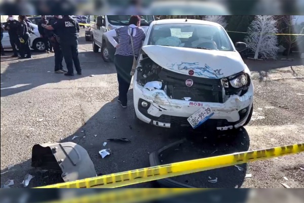 Policías protagonizan doble choque con saldo de una agente lesionada