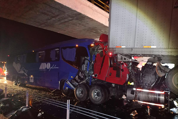 Encontronazo entre ADO y tráiler deja 16 heridos; 5 están graves