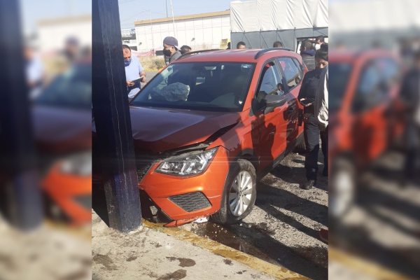 Conductor convulsiona al volante y provoca aparatoso accidente