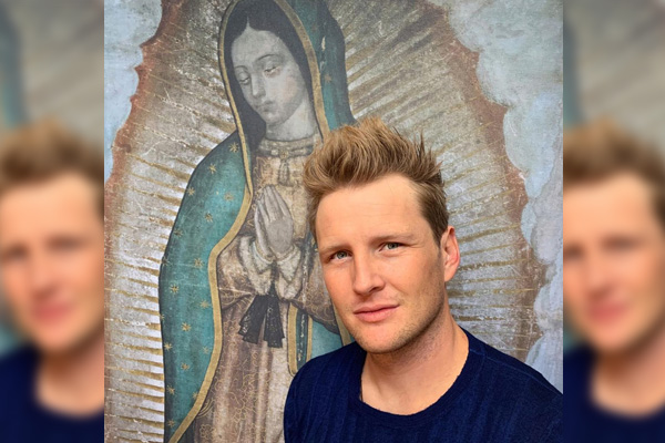 Tunden a Alexander Acha por "rapearle" a la Virgen de Guadalupe