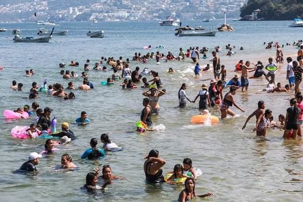 Con todo y contagios, se rebasa ocupación máxima en playas de Acapulco