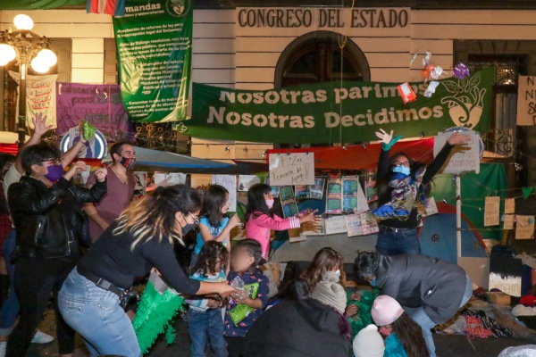 Plantón feminista del Congreso propicia riesgo de contagio