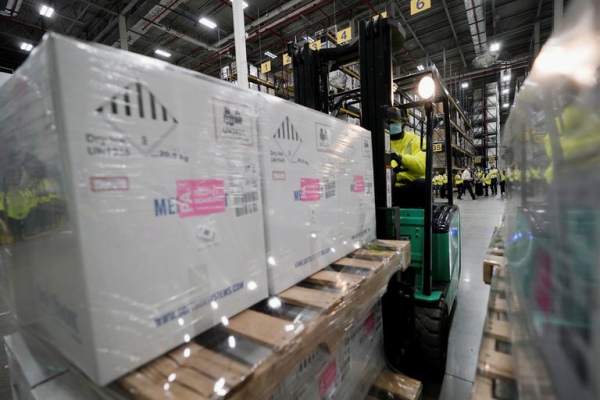 Mientras la vacuna se distribuye en EU, en México se politiza el tema