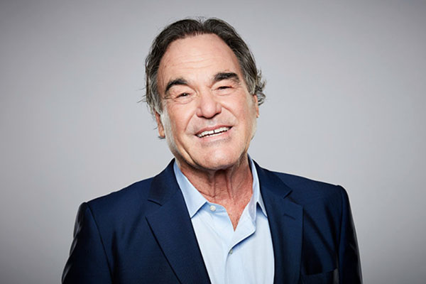 "No entiendo por qué Occidente la ignora": Oliver Stone tras aplicarse la vacuna Sputnik V
