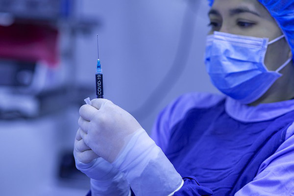 Pfizer investigará la hospitalización de una mujer en EU tras recibir la vacuna anti-COVID-19