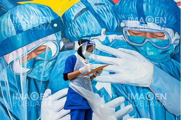 Los médicos, héroes y víctimas de la pandemia