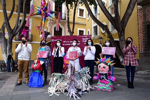 Ayuntamiento premia talento poblano en elaboración de piñatas tradicionales