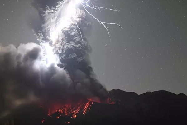 Una tormenta eléctrica se forma sobre un volcán en erupción