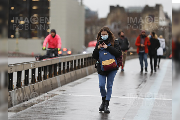 "Fuera de control": éxodo en Londres ante el avance de la nueva cepa del coronavirus