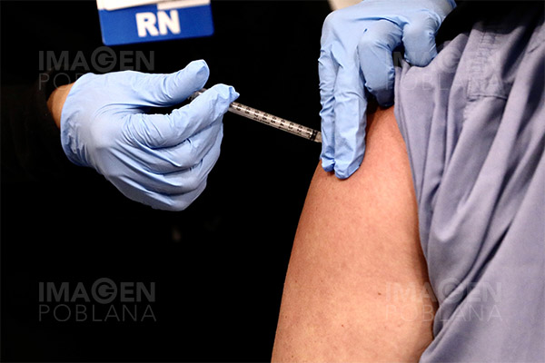 Moderna y Pfizer probarán eficacia de sus vacunas contra la nueva cepa del coronavirus