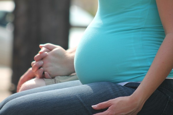 Mujeres embarazadas no transmiten Covid-19 a sus hijos, afirma estudio