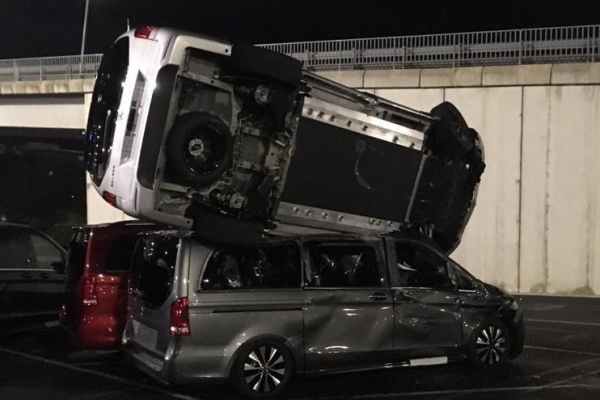 Sujeto roba una excavadora y embiste camionetas nuevas Mercedes Benz