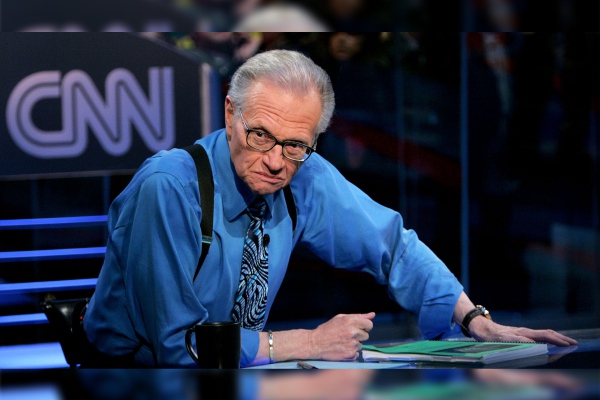El presentador estadounidense Larry King, hospitalizado por COVID-19