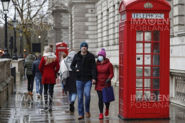 Primer ministro británico advierte de más restricciones para frenar COVID-19