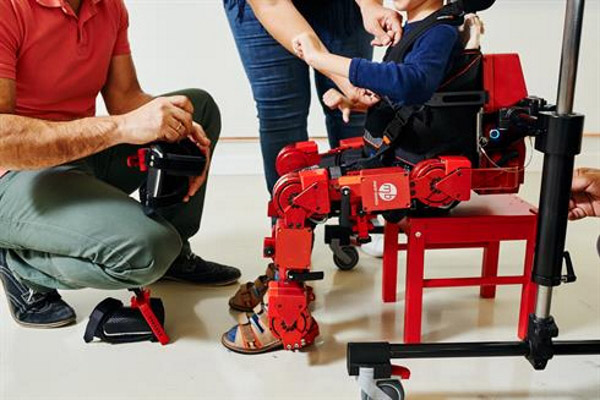 Cómo funciona ATLAS 2030, exoesqueleto que ayudará a niños con problemas de movilidad