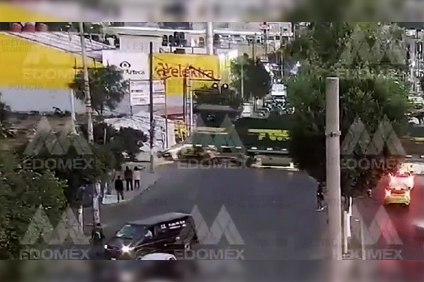 Tren impacta patrulla y el conductor se salva justo a tiempo