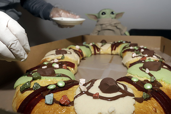 Condenan organizaciones católicas la rosca de reyes de Baby Yoda