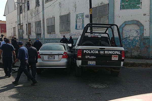 Choque de patrulla y particular deja cuantiosos daños materiales