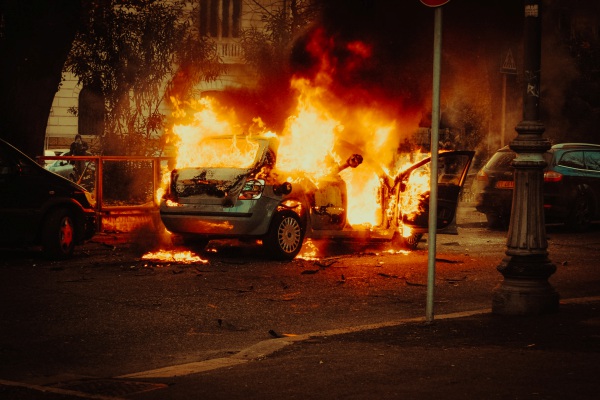 ¿Por qué se incendian cientos de autos cada nochevieja en Francia?