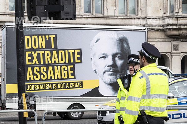 La pésima idea de dar asilo a Julian Assange en México