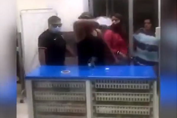 Familiares de paciente muerto por COVID-19 destrozan hospital al no poder llevarse el cadáver
