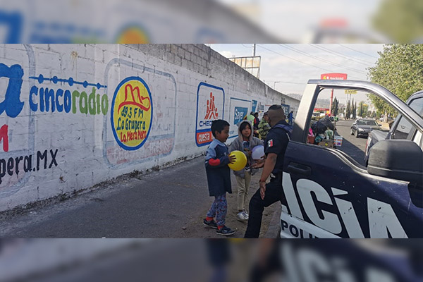 Policías reparten juguetes por Día de Reyes en colonias vulnerables