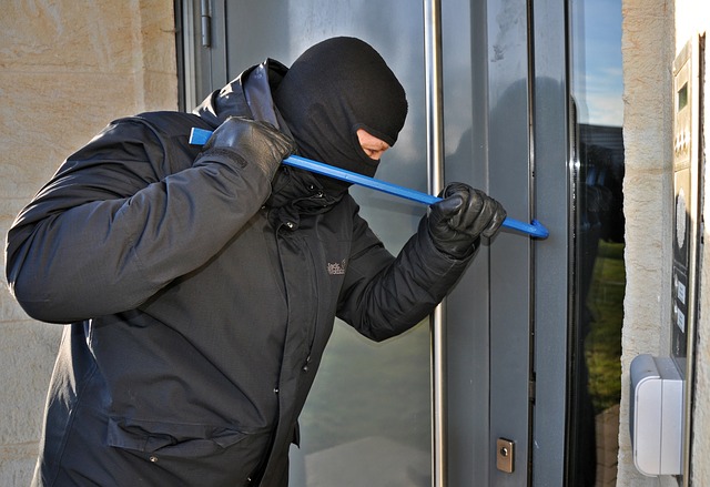 Un ladrón sufre karma instantáneo al robar un paquete