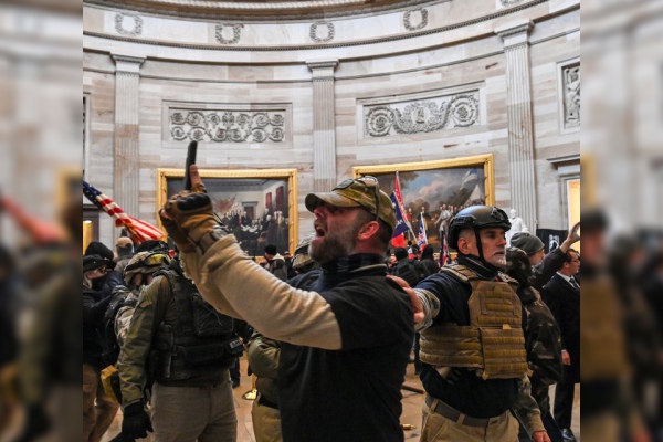13 arrestos, cinco armas confiscadas y una muerte, saldo de protestas en Capitolio de EU
