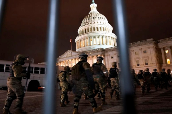 Por disturbios, funcionarios invocan enmienda 25 para destituir a Trump