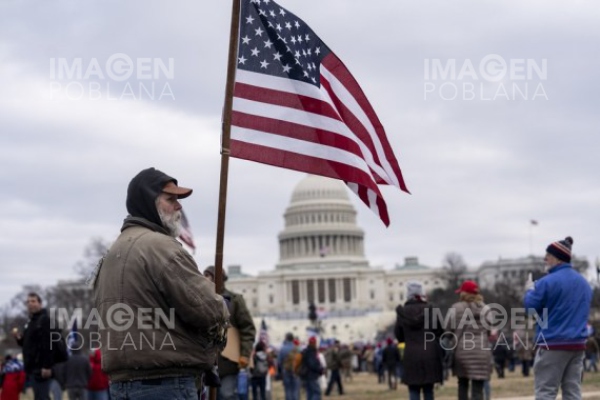 A nombre de Trump, funcionaria de la Casa Blanca condena violencia en el Capitolio