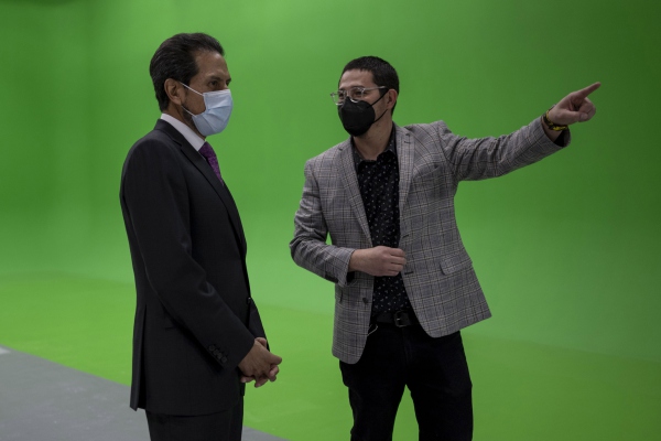 Alfonso Esparza recorrió las nuevas instalaciones de televisión y radio universitarias