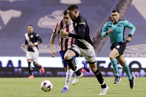 Puebla dejó ir ventaja sobre Chivas y se conformó con el empate
