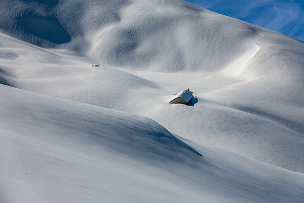 Hallan cuerpo de un bebé tras alud de nieve en una estación de esquí rusa